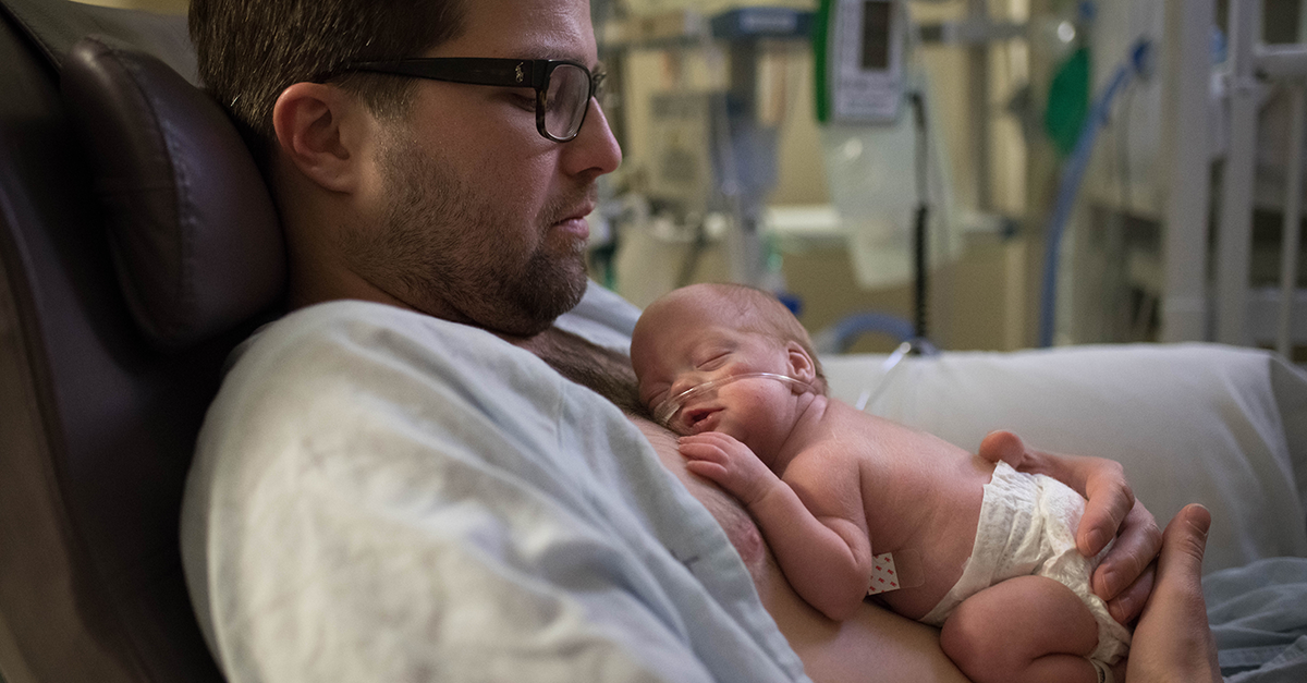 Kangaroo care: Health benefits for newborns and parents