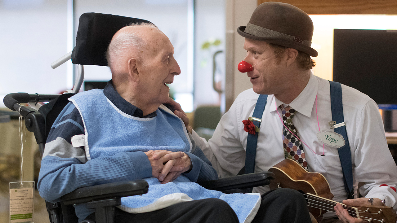 how-therapeutic-clowns-are-making-a-difference-for-canadian-veterans